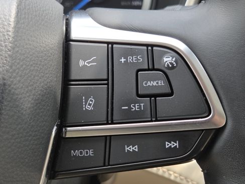 Used 2020 Toyota Highlander XLE AWD/4WD image 12