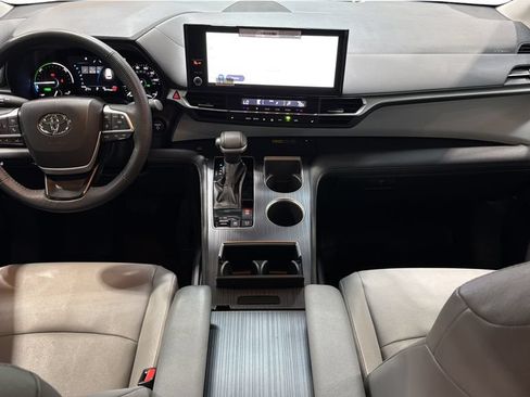 Used 2025 Toyota Sienna XLE FWD image 18