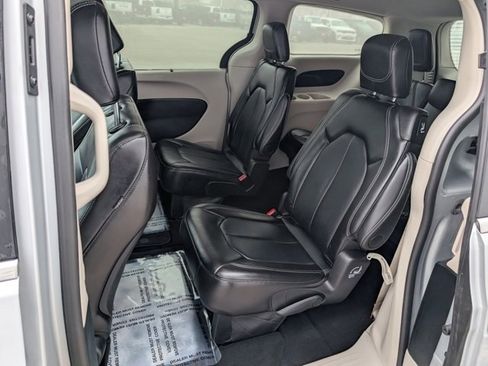 Used 2024 Chrysler Pacifica Touring-L image 19