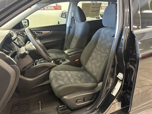 Used 2016 Nissan Rogue SV image 4