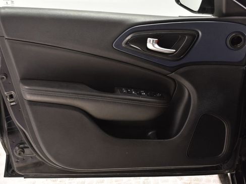 Used 2015 Chrysler 200 S w/ Comfort Group image 9