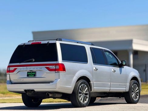 Used 2017 Lincoln Navigator L Select image 12
