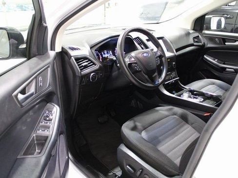 Used 2020 Ford Edge SE image 2