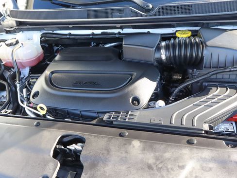 Used 2025 Chrysler Pacifica Limited image 18