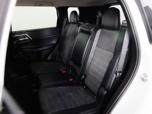 Used 2024 Mitsubishi Outlander SE image 18