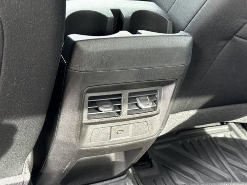 Used 2024 Chevrolet Colorado LT RWD image 11