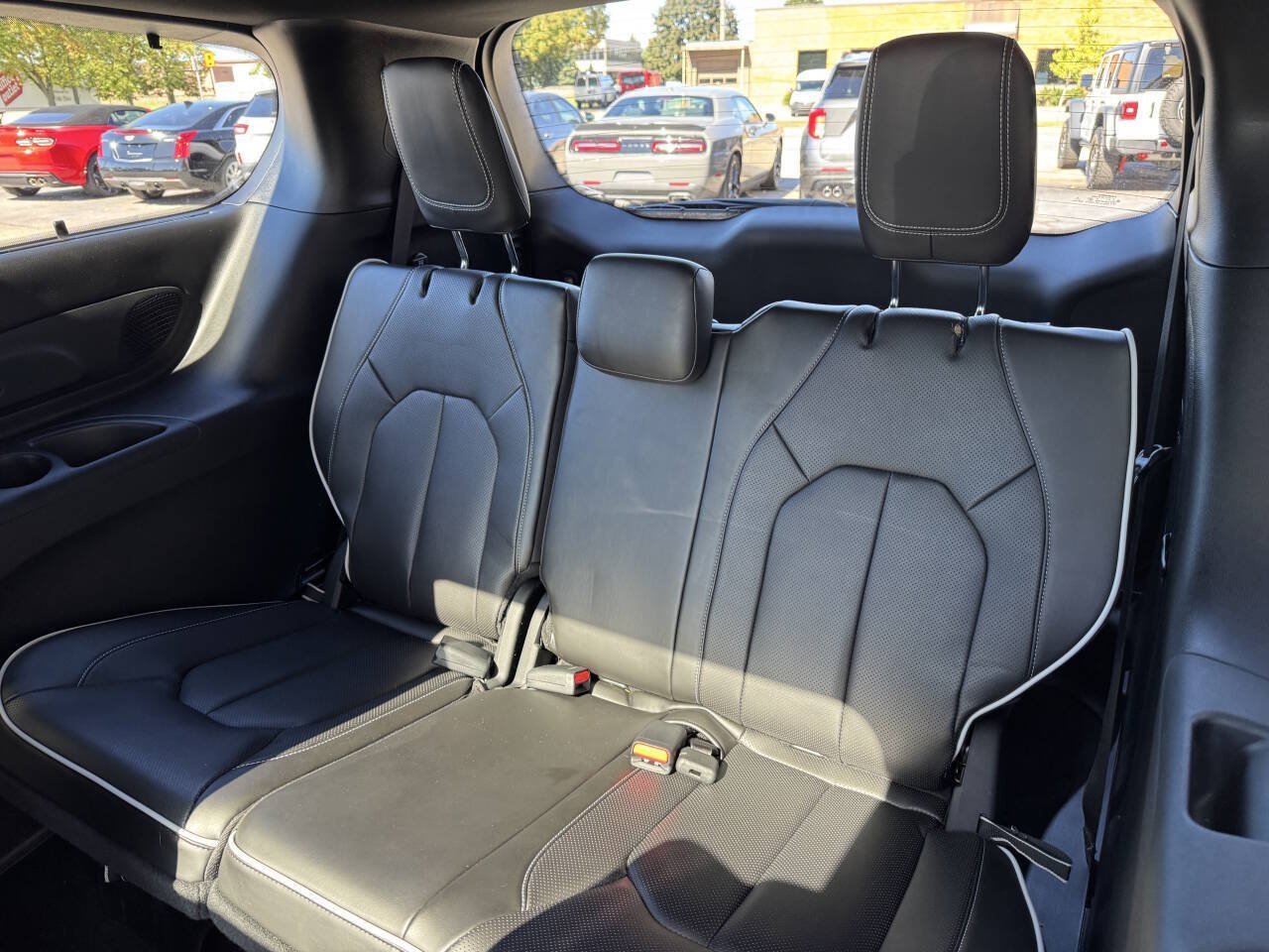 Used 2023 Chrysler Pacifica Limited w/ Uconnect Theater Family Group FWD image 10