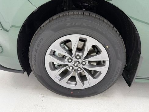 New 2026 Toyota Sienna XLE image 7