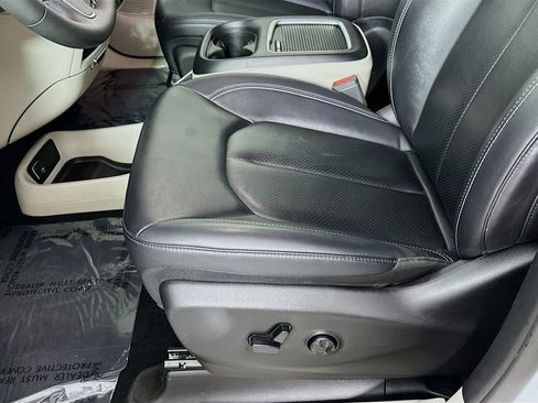 Certified 2024 Chrysler Pacifica Touring-L image 29