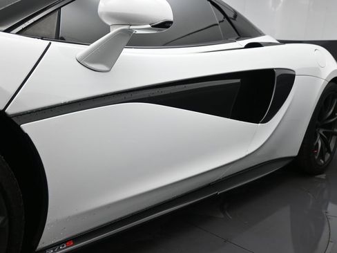 Used 2019 McLaren 570S Spider image 11