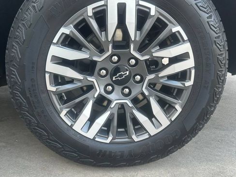 Used 2025 Chevrolet Suburban Z71 AWD/4WD image 25