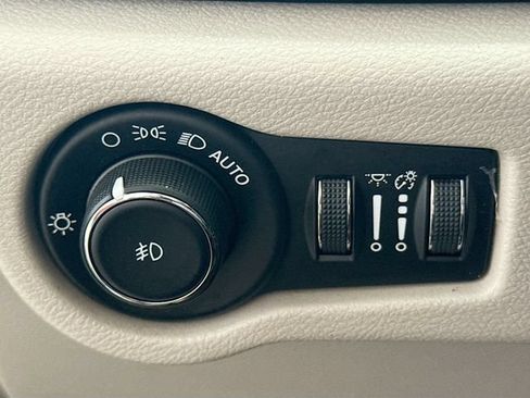 Used 2020 Chrysler Pacifica Touring-L FWD image 11