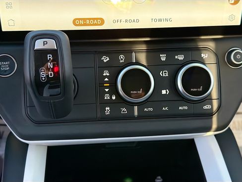 New 2026 Land Rover Defender 110 X-Dynamic SE AWD/4WD image 32