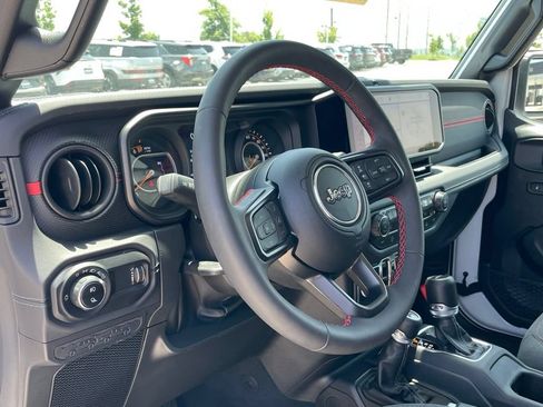 Used 2024 Jeep Gladiator Rubicon w/ Technology Group AWD/4WD image 9