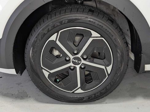 Used 2024 Kia Niro EX FWD image 3