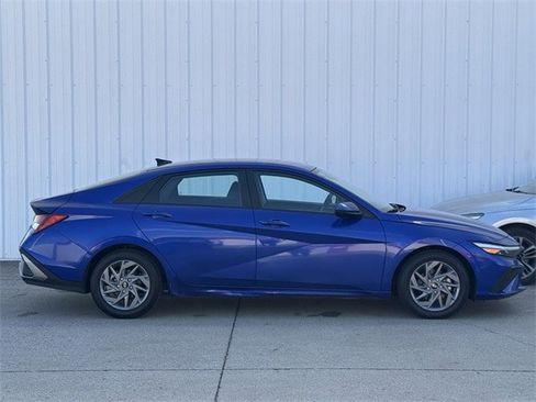 Used 2024 Hyundai Elantra SEL image 3