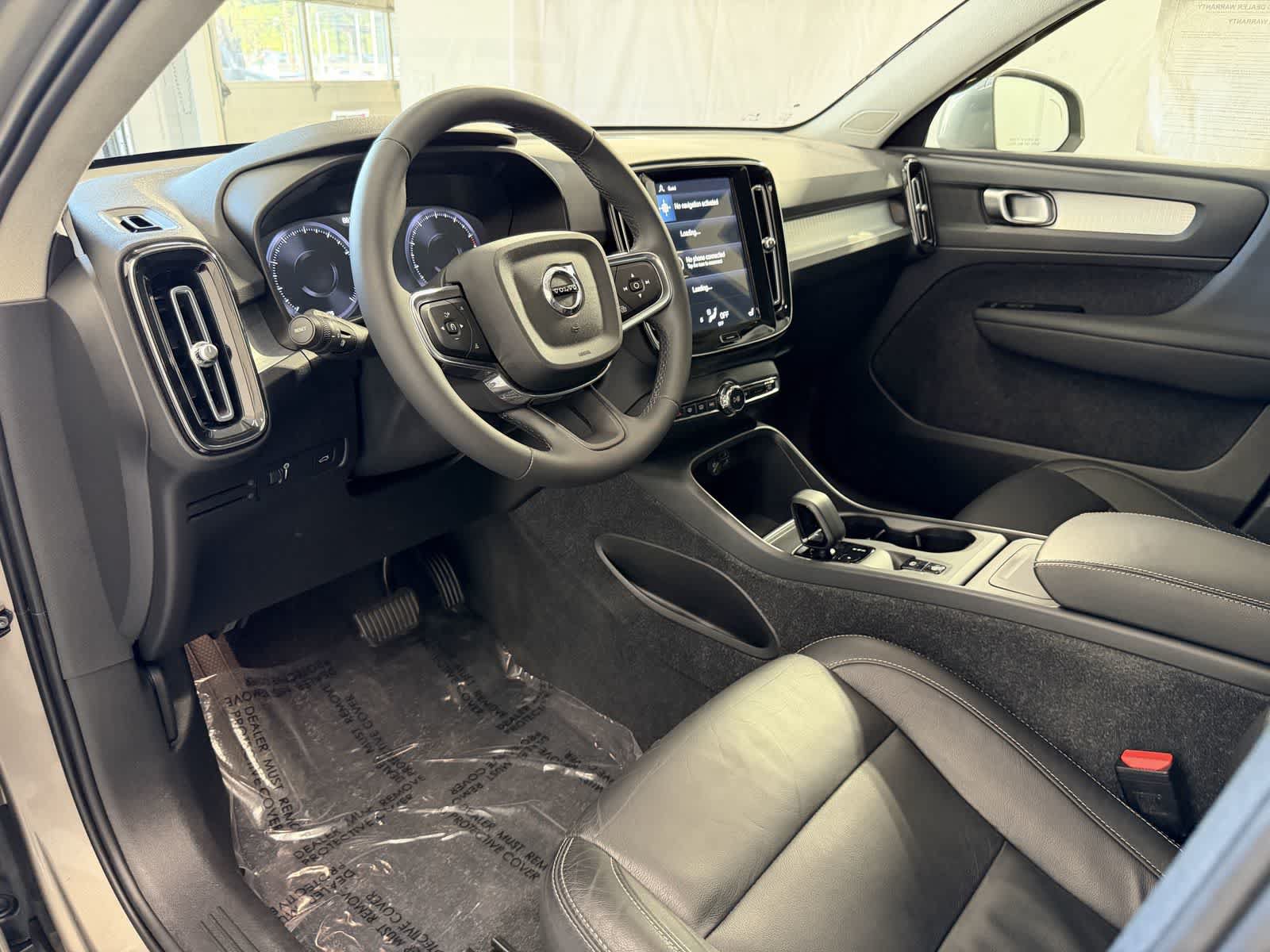 Used 2022 Volvo XC40 T4 Momentum FWD image 9