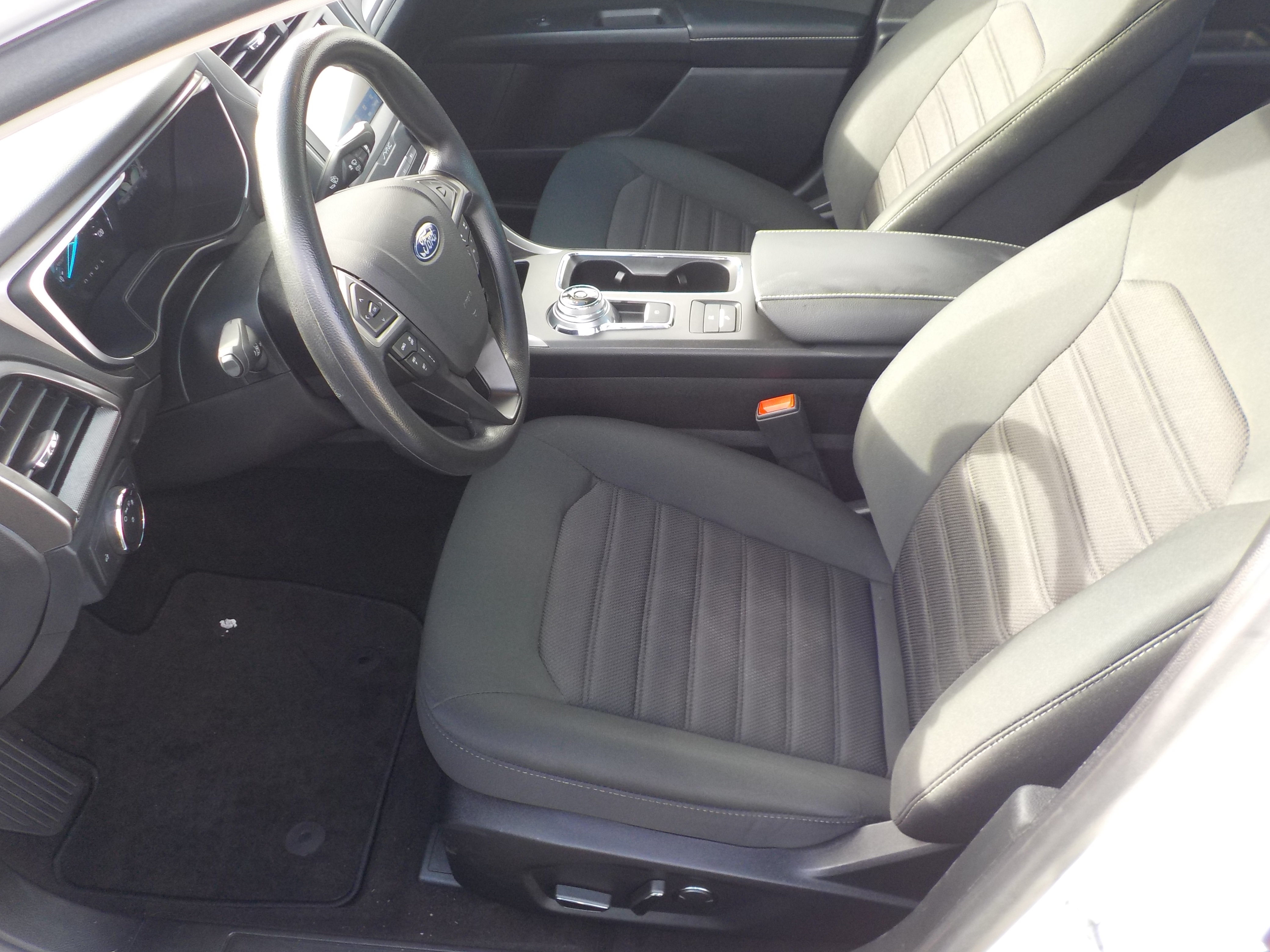 Used 2020 Ford Fusion SE FWD image 12