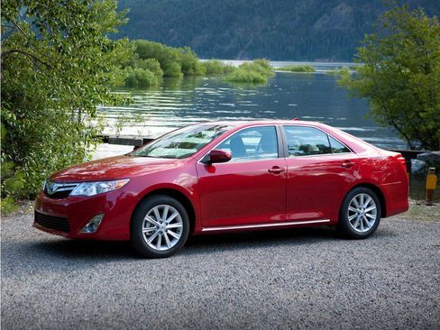 Used 2012 Toyota Camry LE FWD image 1