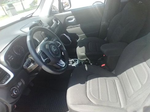 Used 2020 Jeep Renegade Latitude w/ Cold Weather Group FWD image 15