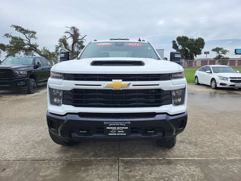Used 2024 Chevrolet Silverado 2500 Custom w/ Custom Value Package image 2