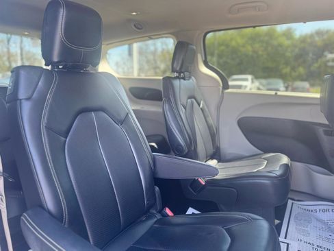 Used 2023 Chrysler Pacifica Touring-L image 31