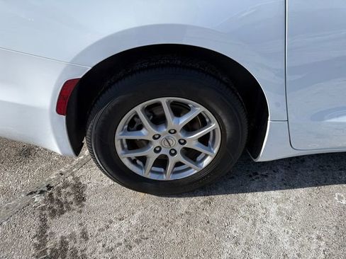 Used 2024 Chrysler Pacifica Touring-L image 27