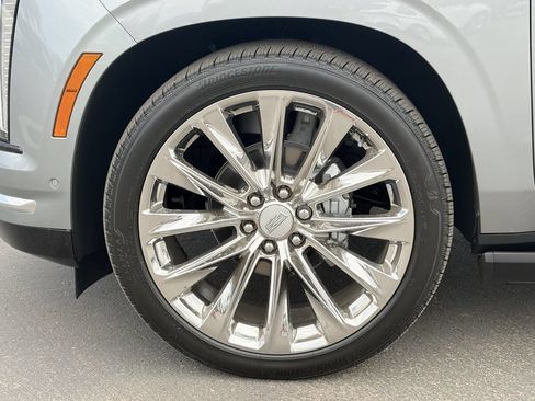 Certified 2026 Cadillac Escalade Luxury w/ LPO, Radiant Package AWD/4WD image 9