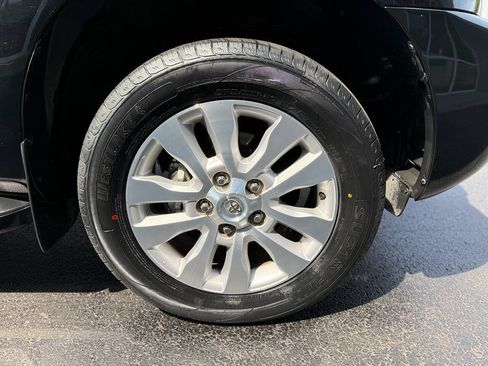 Used 2020 Toyota Sequoia Platinum AWD/4WD image 5