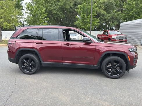 Used 2023 Jeep Grand Cherokee Altitude AWD/4WD image 5