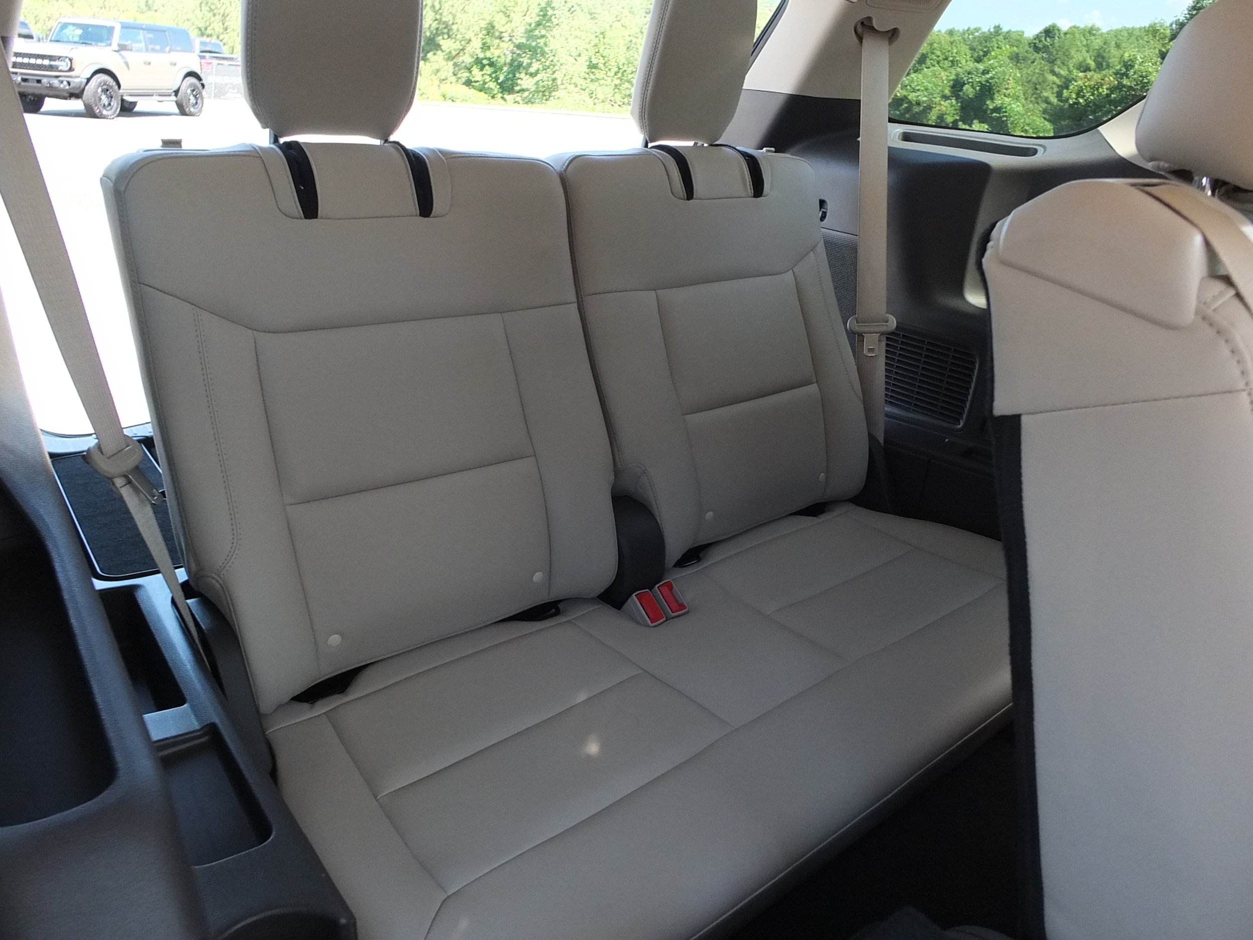Used 2022 Ford Explorer Platinum w/ Technology Package AWD/4WD image 16