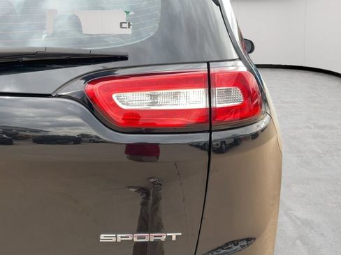 Used 2016 Jeep Cherokee Sport FWD image 49