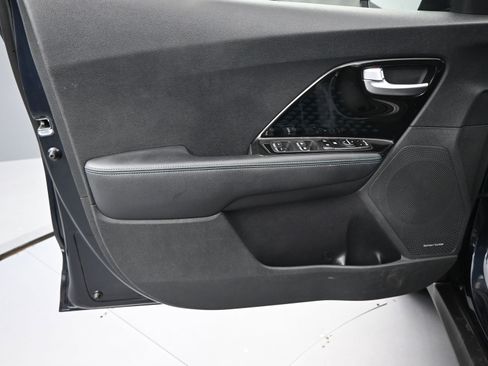 Used 2022 Kia Niro EX Premium image 16