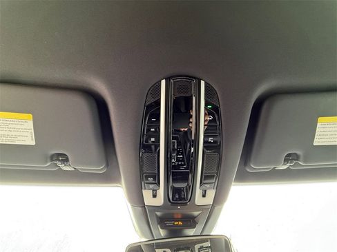 Used 2022 Porsche Cayenne image 18