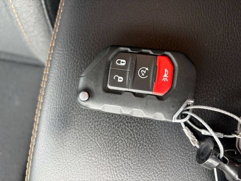 Used 2025 Jeep Wrangler Unlimited Sahara AWD/4WD image 21