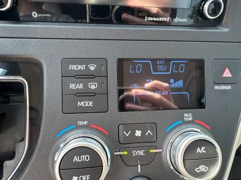 Used 2020 Toyota Sienna LE FWD image 21