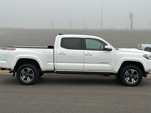 Used 2016 Toyota Tacoma TRD Sport image 2