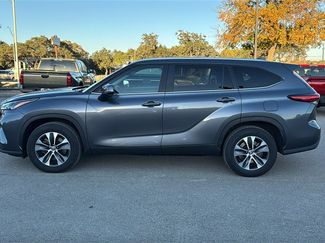Used 2023 Toyota Highlander XLE video 2