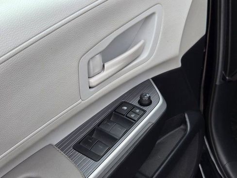 Used 2025 Toyota Sienna LE image 14