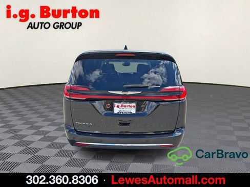 Used 2023 Chrysler Pacifica Touring-L FWD image 5