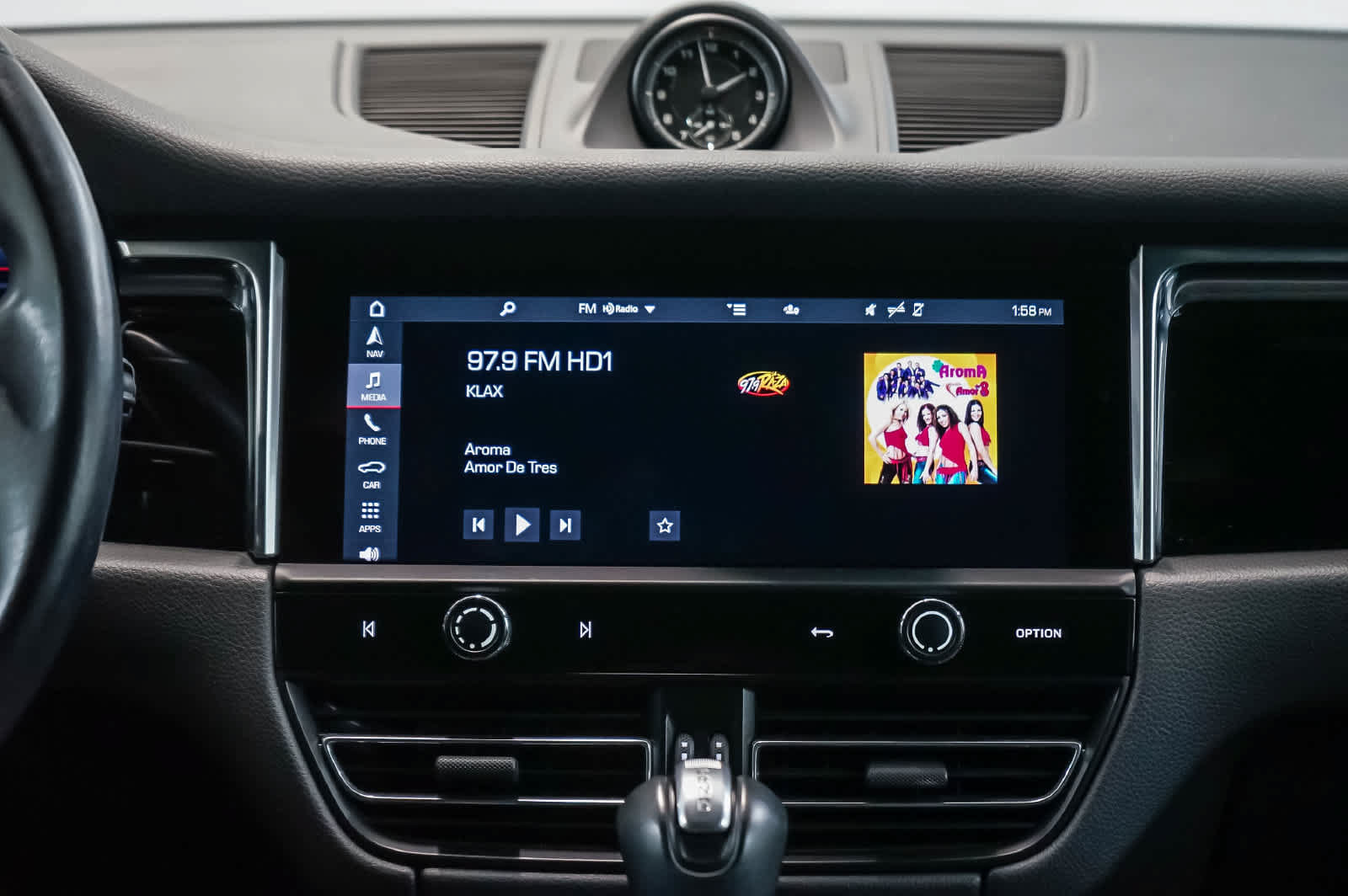 Certified 2024 Porsche Macan AWD/4WD image 20