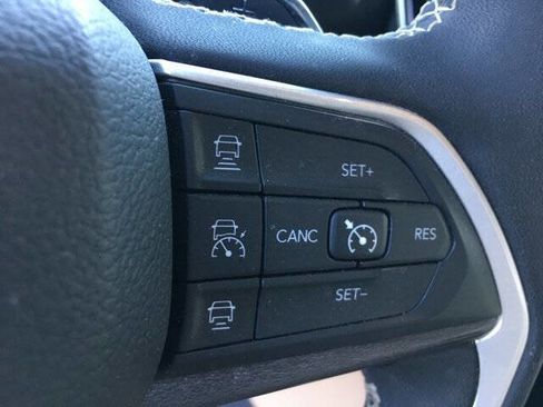 Used 2023 Jeep Grand Cherokee Limited image 13