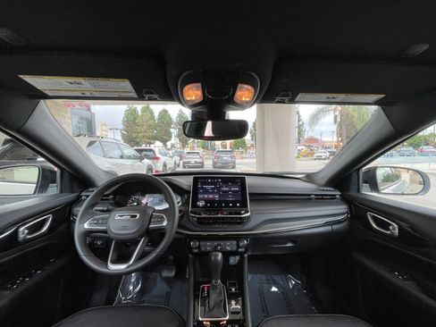 Used 2025 Jeep Compass Trailhawk image 33