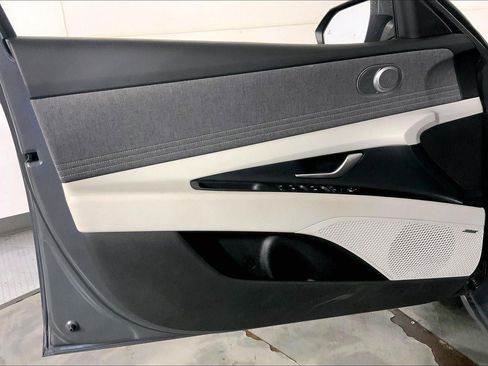 Used 2025 Hyundai Elantra Limited image 24