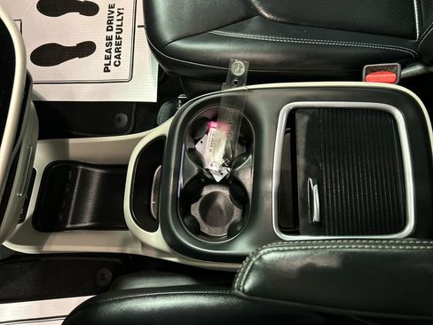 Used 2024 Chrysler Pacifica Touring-L image 21