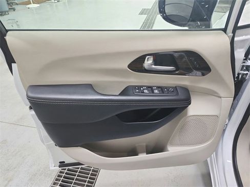 Used 2024 Chrysler Pacifica Limited image 34