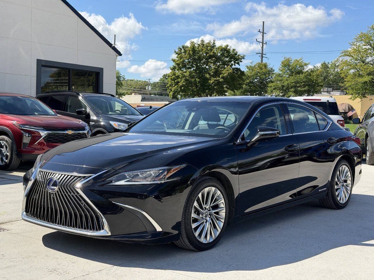 Used 2019 Lexus ES 300h w/ Accessory Package 2 FWD image 2
