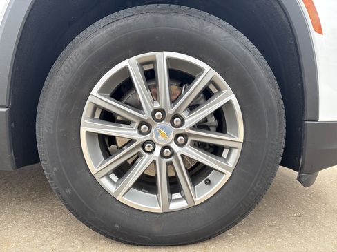 Used 2023 Chevrolet Traverse LT w/ Rear Camera Mirror Package image 9