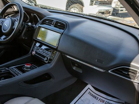 Used 2020 Jaguar F-PACE Premium image 7