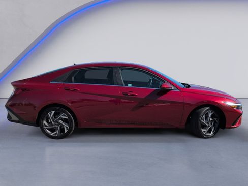 Certified 2025 Hyundai Elantra SEL image 3